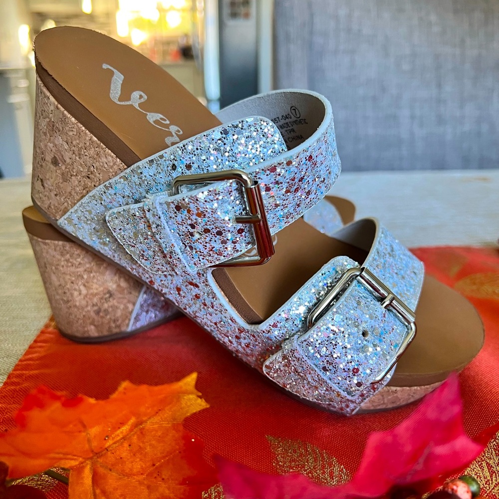 Super cute “very G” wedges! Similar to Corky brand. Very comfortable! Worn once.